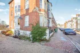 2 bedroom Flat for s...